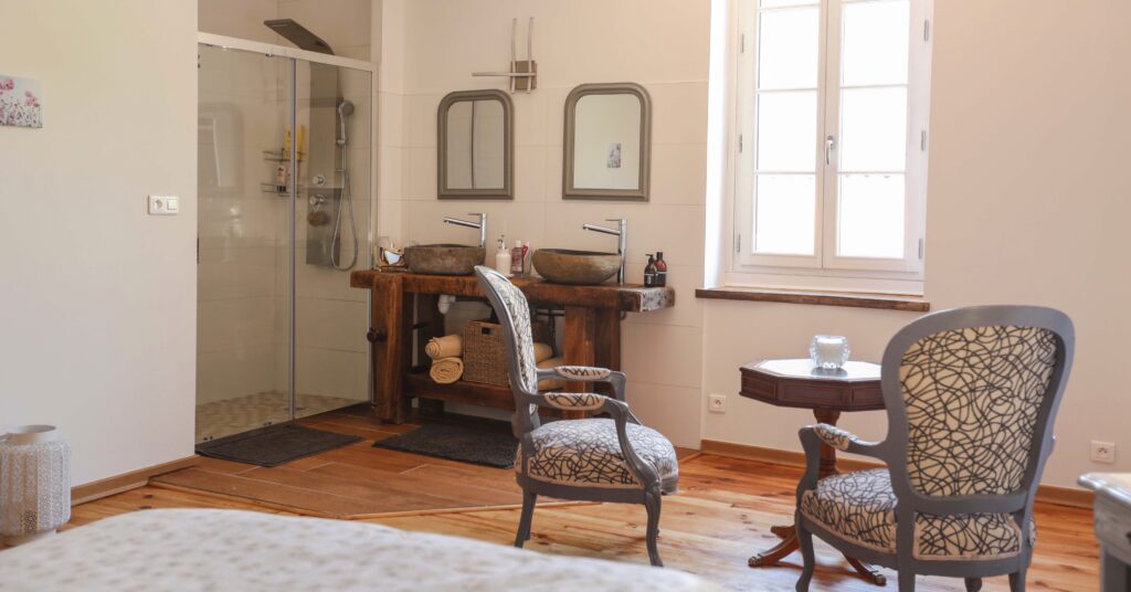 chambre d'argent douche et lavabo